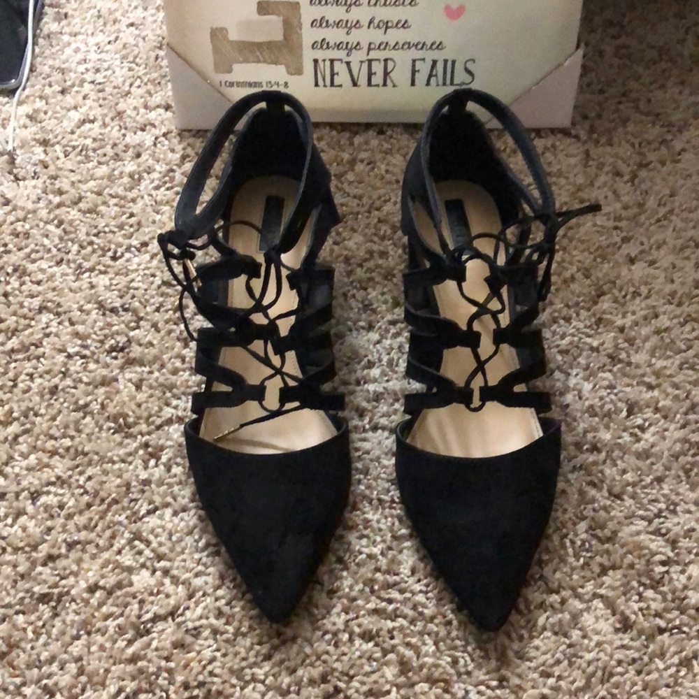 Black suede pointed strap sandal 🖤
